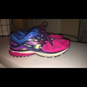 Brooks tennis shoes women’s size 9